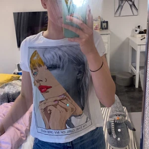 T-shirt med tryck från Zara - En t-shirt med färgglatt och svartvitt tryck från Zara