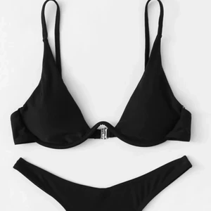 Trendig bikinitopp  - Säljer denna superfina bikinitoppen från shien då jag råkade beställa fel storlek! Så trendig och snygg 🤩 Bra kvalite och tjockt tyg💗💗