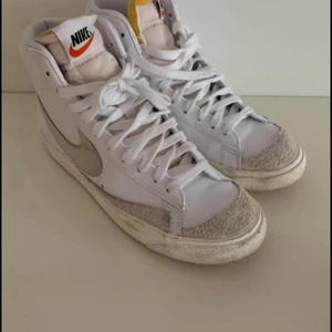 Nike skor i bra skick  - Skorna är i fin skick, endast använda några gånger. Säljs pga fel storlek Storlek : 38