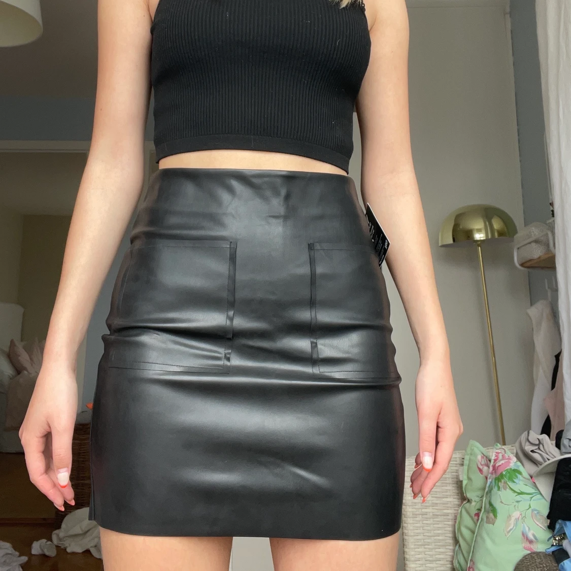 Oanvänd läder kjol från Nelly 