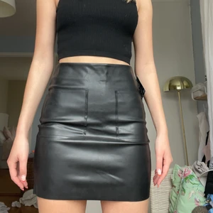Oanvänd läder kjol från Nelly  - Säljer denna snygga fejk läder kjol från Nelly med två stora fickor framtill. Den är oanvänd och nu med prislapparna kvar. Säljer då den är för stor för mig på ryggen. 🥰