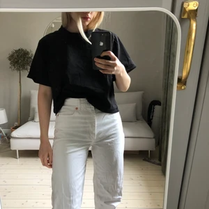 SVART TSHIRT - Svart T-shirt från Nakd. Boxig modell som är lite croppad. Storlek M.