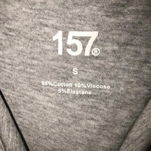 Lager157 - Ett jättefint linne från lager 157 som är i bra skick, går att justera axel banden. Storlek ( s) och är i färgen grå. Använt 1 gång. Kan mötas upp i t-centralen om frakten blir för mycket 🥰 PRIS KAN DISKUTERAS VID BEHOV 