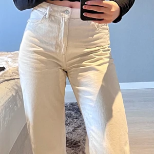 Beiga jeans i strl 36 - Beiga superfina jeans i storlek 36, säljer då jag tycker dom blir liite för korta på mig (171cm), använda ett fåtal gånger, fint skick, skriv för fler bilder:) köparen står för frakt (66kr)💕