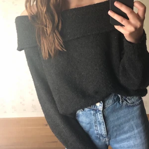 Stickad off-shoulder tröja - Jättefin svart, stickad off shoulder tröja från h&m🤎 Säljer p.g.a att den inte kommer till användning. Pris kan disskuteras!