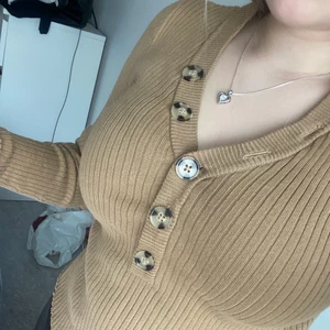 Vila topp  - En brun långärmad tröja från märker vila men beställd från Nelly. Använd fåtal gånger men bara hemma. Jag har klippt i den längst ner vilket gör att priset blir billigare :D nypris 200kr? Minns inte riktigt. Men jag kommer sälja den för 100kr + frakt (köpare står för frakt) 