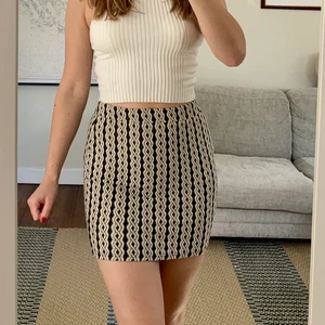 Kjol från Urban Outfitters - Jätteskön kjol i mjukt och stretchigt tyg med resår i midjan. Rätt gammal men i nyskick, nästan helt oanvänd. Frakt ingår ej men kan diskuteras, och kan mötas upp i Stockholmsområdet :)