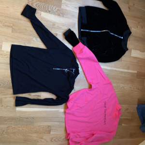 Svart top i L men mer som M, rosa tröja från Zara, svarta är från Bik Bok 25kr st