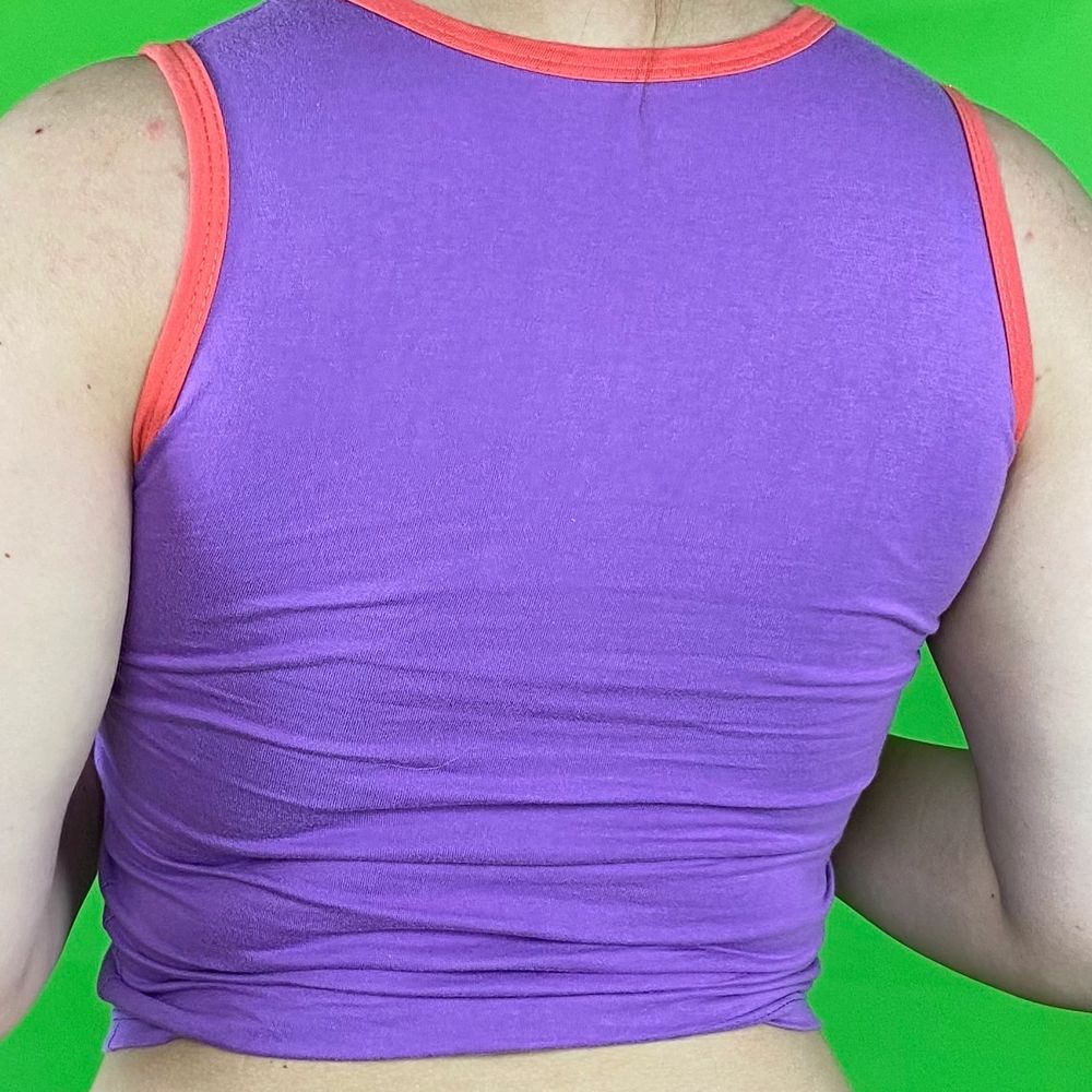 En söt crop top i perfekt skick, som skulle passa en XS. Står ingen märke, storlek eller material. Ser ut att vara cotton. Kolla gärna in måtten. Spårbar frakt på 66kr är inräknad i priset. Tar Swish men även SafePay. Mått: Byst bredd 35.5cm Axeln och ner 48.5cm.. Toppar.