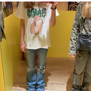 Bershka jeans - Säljer dessa snygga jeans med hål från bershka!! I storlek xs! (Lånad bild)