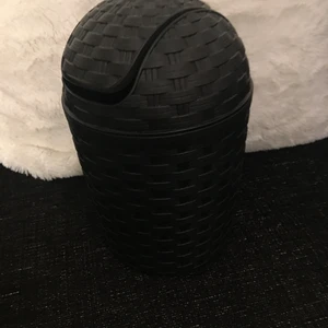 Paperskorg - Svart Mini paperskorg. Aldrig använt så den är alltså i nyskick. Köparen står för frakten. 