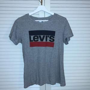 Fin grå Levi’s t-shirt, använd ett fåtal gången förra sommaren, köpte den på levi’s förra sommaren, skicka gärna ett meddelande vid intresse☺️