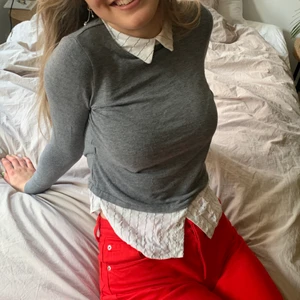 Grå tröja - En grå tröja i storlek M, men är ganska liten i storleken så passar S. Säljer för 40kr. Kontakta mig vid frågor!