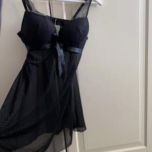 Fin sexig klänning i svart. Storlek 75 B tror jag men den passar större bröst och bara också. Skriv för mer frågor 