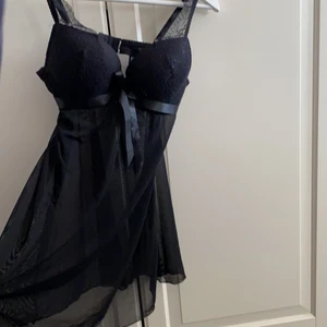 Lingerie klänning  - Fin sexig klänning i svart. Storlek 75 B tror jag men den passar större bröst och bara också. Skriv för mer frågor 