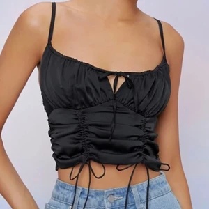 Jättefin satin inspirerad topp med snörning!  - Aldrig använd, justerbara axelband och dragkedja där bak. Storlek L men är mer som en M. Aldrig använd! 