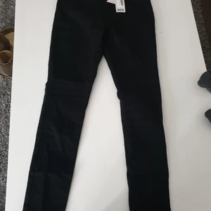Oanvända jeans  - Helt nya skinny jeans med hög midja från Boohoo. Stl 36