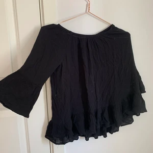 Svart blus  - Vet inte vart den är köpt tyvärr, kan vara lager 157. fin blus utan fläckar osv å har mycket stretch. Jag har själv storlek s