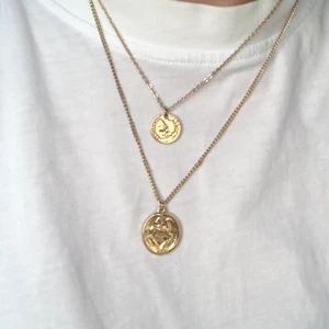 Guldigt halsband med mynt - Supersnyggt halsband med guldiga mynt från NAKD!