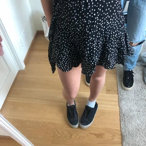 Zara kjol - Söt kjol från Zara med inbyggda shorts. Den är i storlek M men passar mig och jag använder s-xs. Den har skärp så man kan justera storleken själv. Använd Max 5 gånger. Fraktar helst!❤️