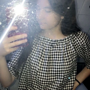 Fin topp - Säljer nu denna fina rutiga topp Perfekt nu till sommaren. Kan användas som en tröja och även under axlarna. Den har en liten Knut på armen. Verkligen perfekt till sommaren. Köptes för typ 4 år sen och använd endast en gång. [Köparen står för frakten] VID SNABB AFFÄR KAN PRISET SÄNKAS TILL MINIMUM 100KR INKLUDERAT FRAKT!!