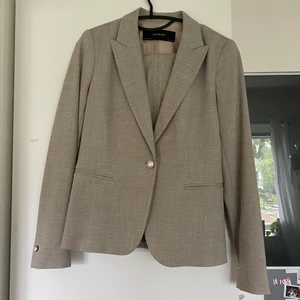 Kostym - Beige/grå kostym från zara, storlek S i kavaj och XS i byxor. Inköpt second hand med lapparna kvar, men den passade inte mig så den är helt oanvänd. 