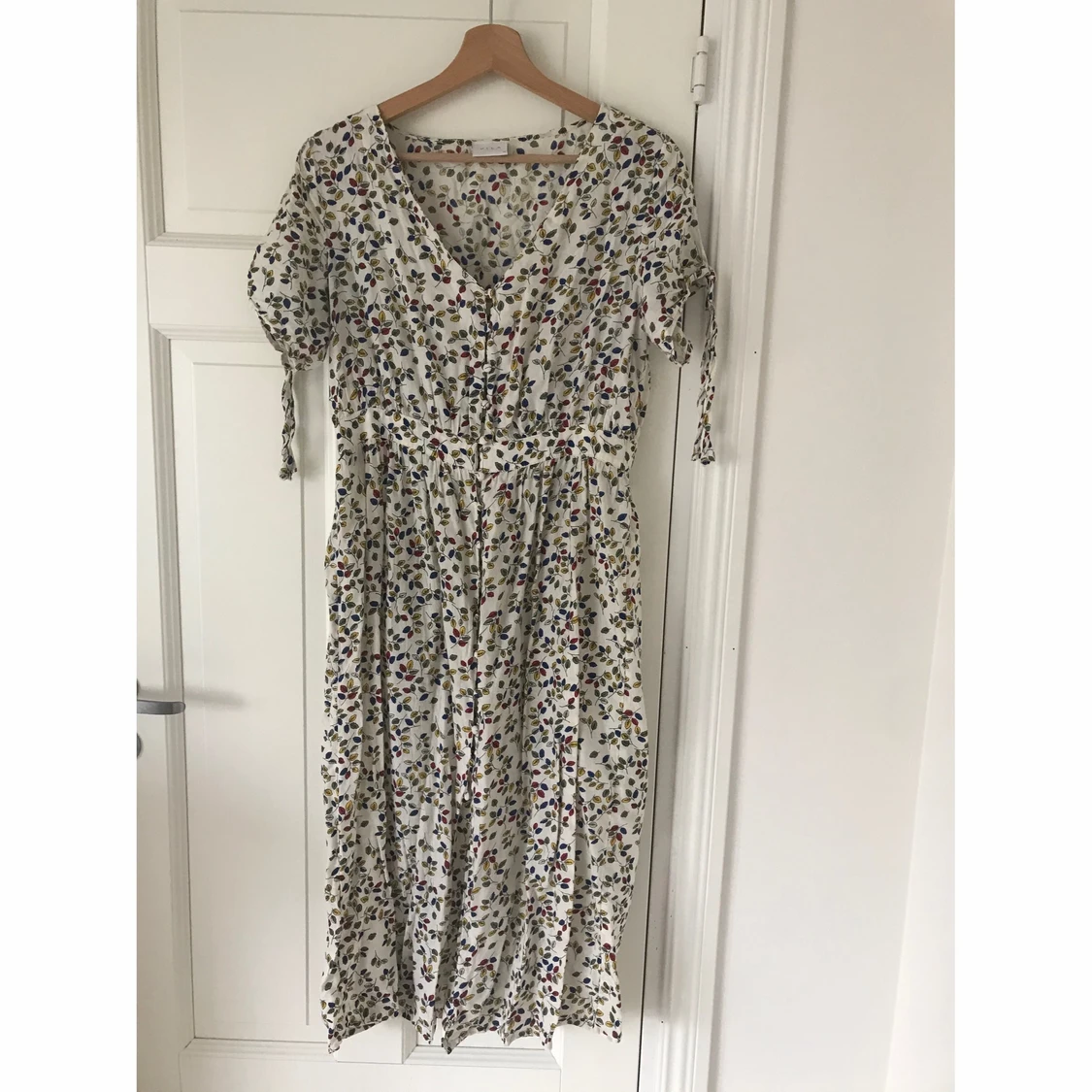 Fin blommig sommarklänning med kort ärm och knappar strl 36