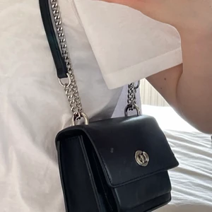 Supersnygg väska från Åhléns! - (Smutsen på första bilden är på spegeln, inte på väskan). Köpt för ca 6 månader sedan men kvaliteten är super! Väskan kan även användas som en ”lång” axelväska (se sista bilden), väldigt praktiskt!