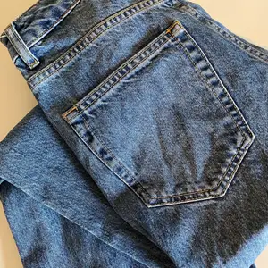 Jättefina jeans från Topshop! Köpta på Nelly.com för 499kr och är helt slutsålda! 149kr +frakt. Utmärkt skick!💙