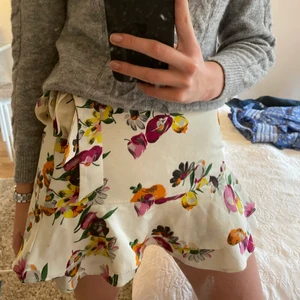 Blommig volangkjol  - Säljer nu denna jättefina somriga blommiga kjol från zara. Köparen står för frakt. Hör av er för fler bilder eller frågor.
