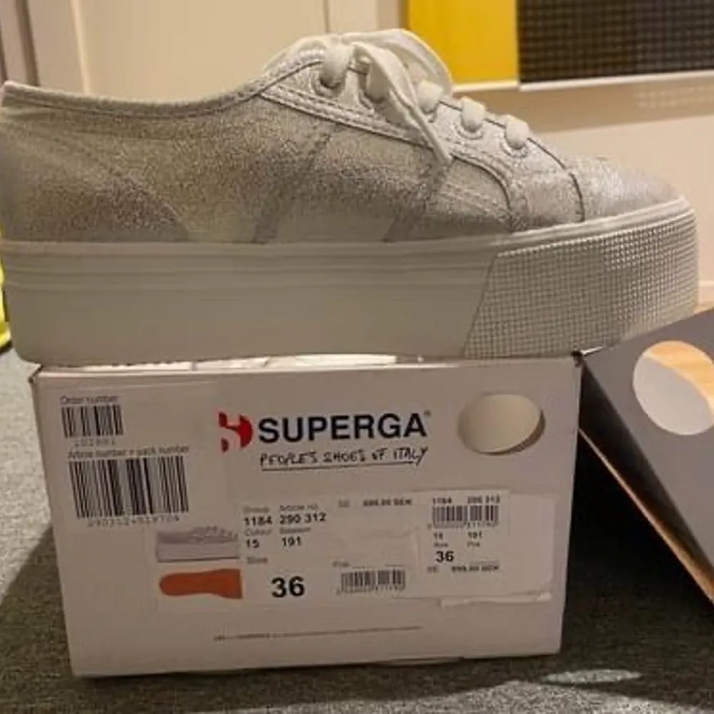 Knappt använda skor, silver gråa med hög sula, storlek 36 Kan hämtas i Åkersberga, går att levereras i Sollentuna och Sundbyberg. Skor.