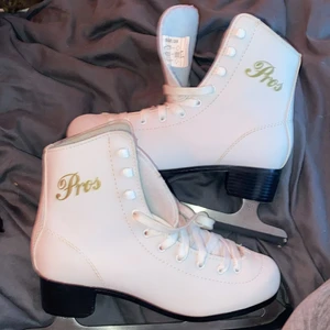 storlek 39 skridskor pros - dessa jättefina skridskor som tyvärr var förstora för mig. 
