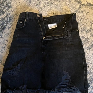 Jeanskjol - En för mig oanvänd jeanskjol från Zara som köptes på sellpy men som efter det inte används på grund utav storleken❤️