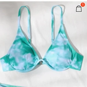 SHEIN bikiniöverdel  - Bikiniöverdel från SHEIN som egentligen kom i ett 3-pack, säljer bikiniöverdelen för att den var alldeles för stor för mig. Köpte den i L eftersom jag beställde en i M gången innan och den var för liten. Designen är jättesnygg och materialet är jättebra.