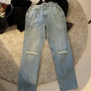 90s jeans från Gina! Lappar kvar och heeeelt nya! Bra passform och super sköna! Orginalpris 599kr