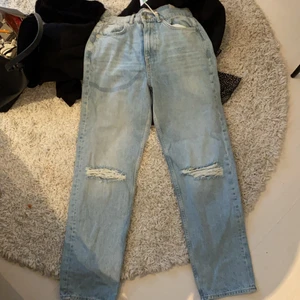Ett par raka jeans från gina, startbid 300kr+ fraktkostnad  - 90s jeans från Gina! Lappar kvar och heeeelt nya! Bra passform och super sköna! Orginalpris 599kr