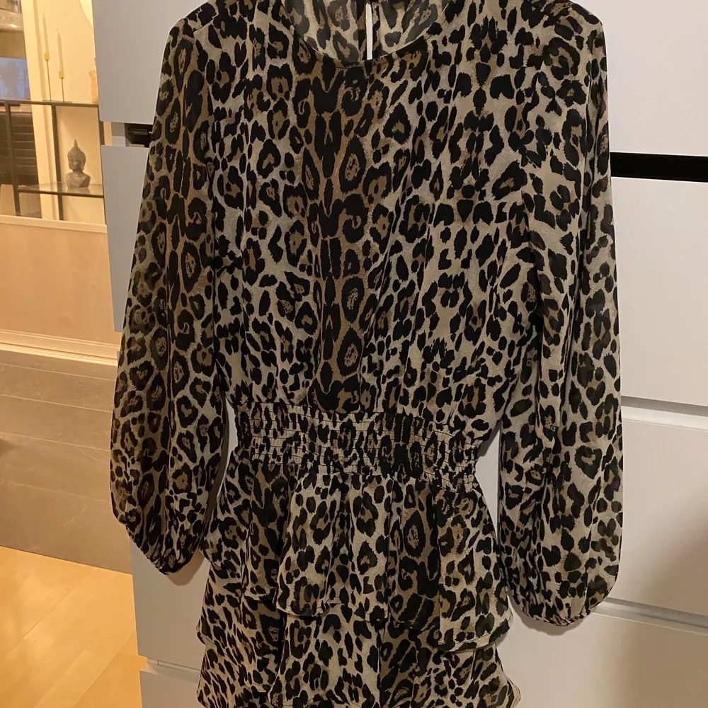 Världens finaste leopard klänning. Använd men i väldigt bra skick. Säljes pga för liten tyvärr. . Klänningar.