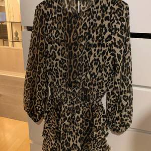 Världens finaste leopard klänning. Använd men i väldigt bra skick. Säljes pga för liten tyvärr. 