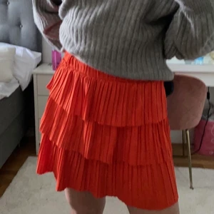 Kjol  - En röd kjol från Zara med volanger, perfekt nu till sommaren!! Bild 2 visar färgen bäst💖 