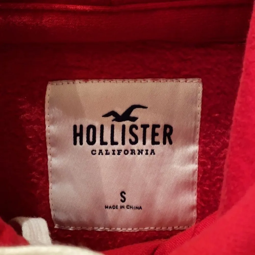 Säljer denna nästan helt nya Hollister hoodien i storlek S återigen åt min kille. Min kille har storlek M och den passar honom, så den passar S/M. Superfin och i väldigt bra skick🔥 säljer för 150kr då nypris är 479kr, (+66kr frakt) . Hoodies.