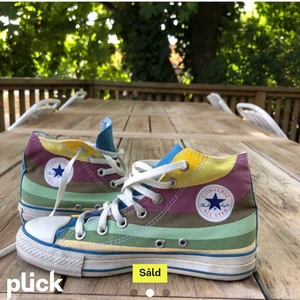 Concerse skor - Köpte dessa nyligen av en tjej här på Plick men dom var tyvärr för stora.. passar skit bra till ett par svarta jeans och nån snygg topp.. 