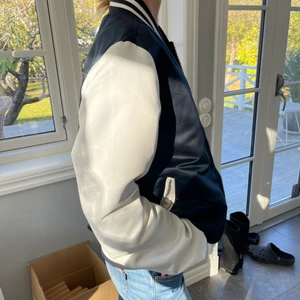 College jacka - Säljer denna jätte snygga college jacka i blått och vitt. Lite overzised. 😍 