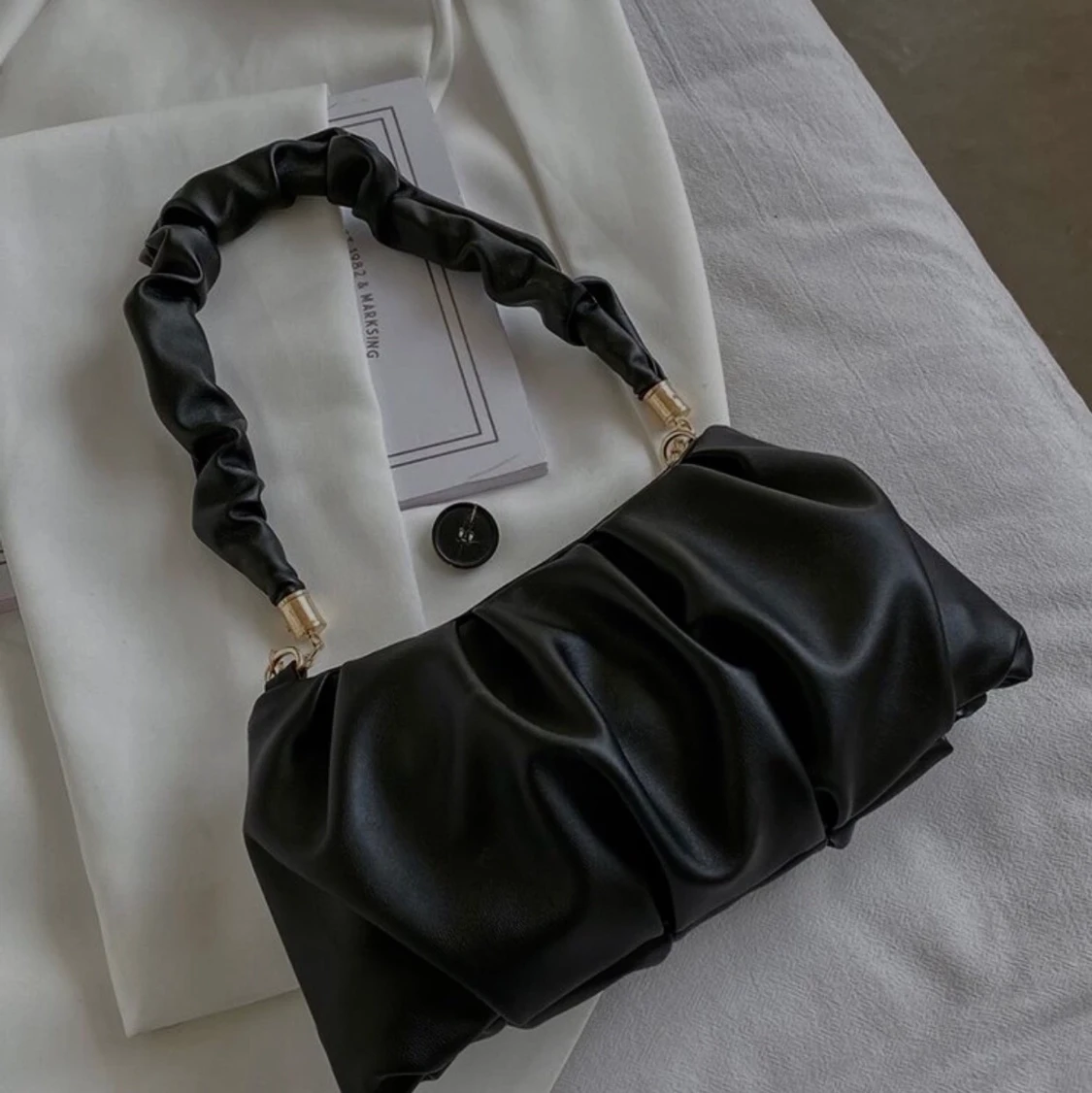 Liten svart axelväska - 90