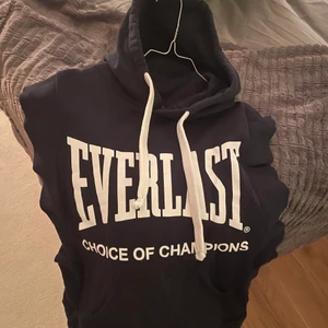 Ärmlös hoodie! - En supercool hoodie utan ärmar! Så snygg och skön☺️ Från Zara och storlek S men passar fler beroende på hur man vill att den ska sitta
