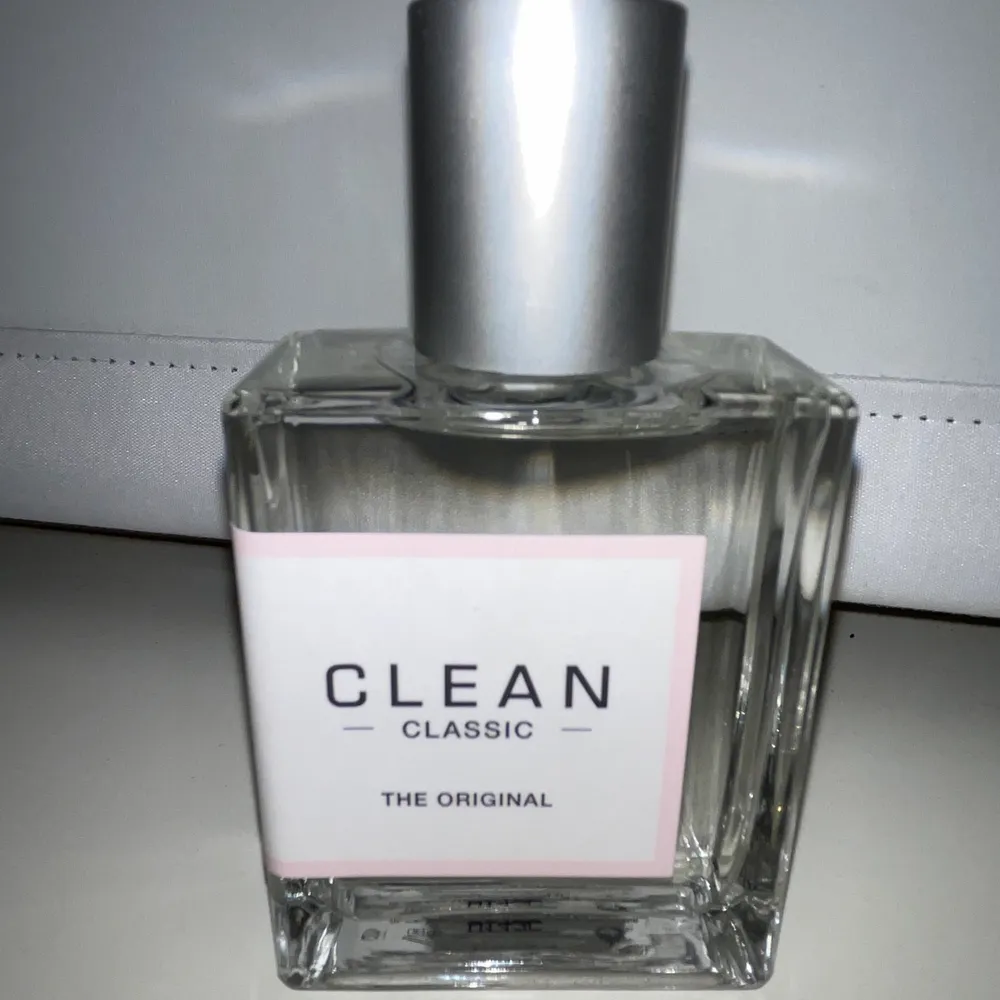 En helt ny oanvänd Clean The Classic parfym (Eau de parfym) på 60 ml säljes nu. Perfekt julklapp! . Övrigt.