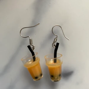 Bruna boba Tea örhängen med plupp - Bruna boba tea 