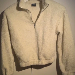 Tröja med dragkedja  - Säljer denna då den är lite liten för mig. Väldigt snygg och nästan oanvänd. Köpt på ginatricot för 249kr. 