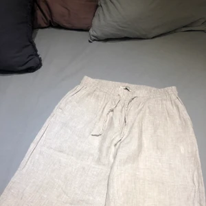 Linnebyxor  - Säljer mina linnebyxor från Gina tricot i storlek 38. De är använd ett fåtal gånger och därför i mycket gott skick💕