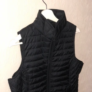 Svart Dunväst  - En tunnare dunväst för ridning egentligen men fungerar till vardags också! Snygg och smidig passform. Även perfekt för träningen!                                                                                 ‼️HELT OANVÄND‼️ Nypris 149 kr.                             Köparen står för frakten! (Förslaget fraktalternativ nedan.) Även hämtas i Frändefors. 