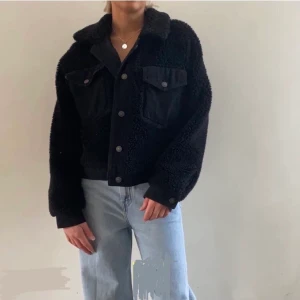 Teddyjacka - Teddyjacka med denimdetaljer köpt av Lilly Kungs här på Plick (bild 1 är lånad av henne). Jag har knappt använt jackan✨ 